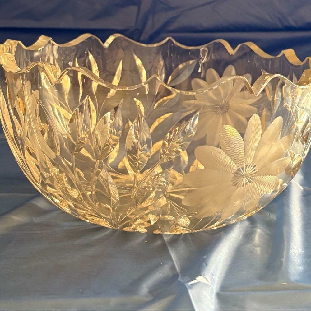 🌼 Vintage Crystal Glass Bowl – Etched Daisy & Leaf Design – 9” Beauty!
